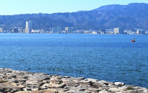 琵琶湖畔のマンションを眺める