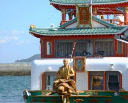 龍宮城号の船首に飾られた浦島太郎のオブジェ